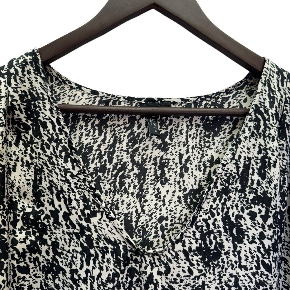 Sioni💜 Black and White V-Neck Flutter Sleeve Size 1X - Picture 4 of 9